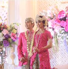 Sang mempelai wanita sendiri, citra kirana, tampil cantik berbusana pengantin sunda dalam balutan kebaya lace warna putih dengan train panjang menyapu lantai. Merencanakan Pernikahan Impian List Of Happiness