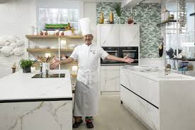 Un libro práctico cuya intención es que disfruteís tanto en la cocina como en la mesa.en este libro he recogido las últimas recetas del programa de tv la cocina de karlos arquiñano y están pensadas. Coleccion Six S De Neolith El Ayudante De Cocina Perfecto Segun Karlos Arguinano