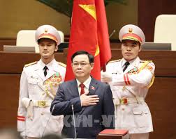 Tiếp đó ủy ban thường vụ quốc hội trình danh sách đề cử để quốc hội bầu một số phó chủ tịch quốc hội. Chá»§ Tá»‹ch Quá»'c Há»™i VÆ°Æ¡ng Ä'inh Huá»‡ Tuyen Thá»‡ Nháº­m Chá»©c
