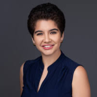 Alumna Leads Yoga Fundraiser to Benefit La Pietra Financial Aid