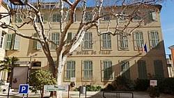 Suite aux annonces gouvernementales, le pertuis s'adapte. Pertuis Vaucluse Wikipedia