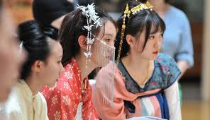 Cina pakaian cheongsam atau 'baju panjang' yang selesa dan anggun juga sering dilihat hingga ke hari ini. Foto Pesona Model Bergaya Dalam Balutan Busana Tradisional China Lifestyle Liputan6 Com