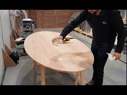 = le vernis dépose une couche imperméable (brillante ou satinée à votre choix) en surface de votre bois. Rubio Monocoat Comment Proteger Et Preserver L Aspect Naturel D Un Plateau De Table En Chene Youtube