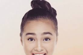 Pesona Caitlin Halderman di Layar Lebar Hingga Kolam Renang