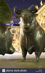 Eine dominanz der bullen am markt führt zu steigenden kursen (bullenmarkt). Der Bulle Und Bar Skulpturen Vor Der Borse Frankfurt Am Main Deutschland Stockfotografie Alamy