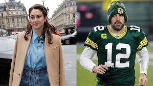 See shailene woodley, aaron rodgers and miles teller dance, sing karaoke together in hawaii. Aaron Rodgers Embraces Shailene Woodley While Relaxing In Hawaii Watch Hollywood Life Eminetra