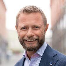 Bent høie (born 4 may 1971) is a norwegian politician from the conservative party who has been minister of health and care services since 2013. Bent Hoie Benthhoyre Twitter