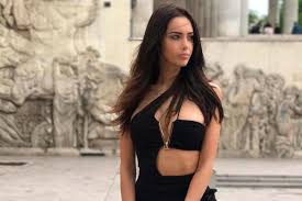 May 25, 2021 · inspiré de la coupe de cheveux portée les boys band des années 90, ce carré très court est plus tendance que jamais. Nabilla Contredit Thomas Nous Nous Aimons Plus Que Tout