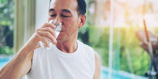 Mungkin kamu pernah dengar manfaat air putih untuk menurunkan berat badan. Kebutuhan Air Minum Per Orang Per Hari Yang Wajib Dicatat