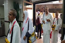 Jemaah haji indonesia umumnya berbelanja di pertokoan yang berada dalam satu gedung dengan hotel tempat mereka menginap. Jemaah Haji Malaysia Archives M Update