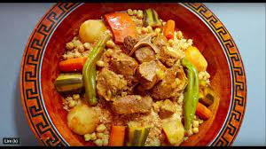 Émincer finement l'oignon, le faire revenir dans de l'huile d'olive dans le fond de la couscoussière ou d'une cocotte basique. Recette De Couscous Tunisien Bien Detaille De A A Z Youtube