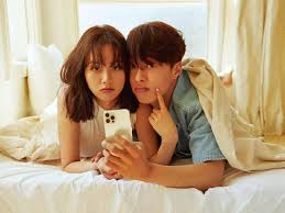 They're always holding hands in every picture. Mesra Dengan Jang Ki Yong Hyeri Diisukan Putus Dari Ryu Jun Yeol