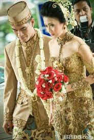 A Beautiful Indonesian Bride And Groom Aline Javanese Wedding Indonesian Wedding International Bride