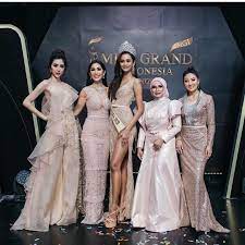 Heboh ekpresi ivan gunawan ketika aura kharisma berkompetisi di swuimswit miss grand internsional. Potret Menawan Kharisma Aura Pemenang Miss Grand Indonesia 2020 Kumparan Com
