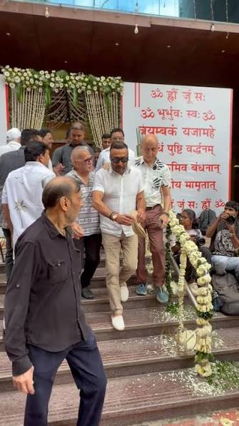 #AnupamKher with #JackieShroff leaving from Kuku Kohli’s Prayer Meet 🙏,  #ManavManglani