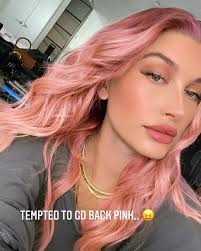 Hailey bieber, 24, and her husband justin, 27, stepped out for their second outing of the day in she often dresses hailey bieber in next seasons collections, and she did just that with this look. Hailey Bieber News Sto Instagram Tentada A Voltar Para O Rosa Haileybieber Via Instagram Stories Kurzhaarfrisuren Frisuren Haare