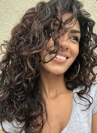 Tenez la mèche que vous avez prise entre l'index et le majeur de votre main non dominante. 63 Meilleures Idees Sur Degrade Cheveux Boucles En 2021 Cheveux Cheveux Boucles Degrade Cheveux Boucles