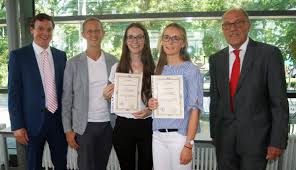 Das telefonbuch kann mit 16 adressen antworten! Kbs Verabschiedung Victoria Goll Und Tatjana Kling Mit Traumabschlussnote 1 0 Kaufmannische Schule Waiblingen