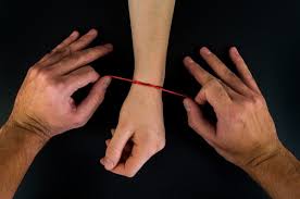 как правильно завязать красную нить на левом запястье видео Krasnaya Nit Na Zapyaste Chto Oznachaet Kak Zavyazyvat I Nosit
