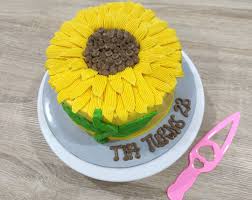Kelopaknya yang besar tersebut berwarna kuning cerah, polos, namun cantik. Bunga Matahari Sangat Cantik Kitchencottage Aryn Facebook