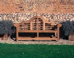 D Une Elegance Tres Britannique Teintee D Exotisme Le Banc Lancaster Par Tectona Est Une Fidele Re Mobilier Jardin Bancs De Jardin En Bois Meuble Exterieur