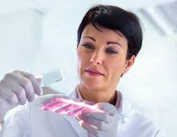 What makes a good scientist? 5´ with... Dr Monika Gullerova What can life  be like after science? How to start a new company Hit