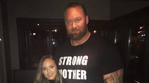 Il est aussi impressionnant dans la vraie vie que dans la série game of thrones. La Montagne De Game Of Thrones Poste Une Photo Avec Sa Copine Et Fait Halluciner Les Internautes