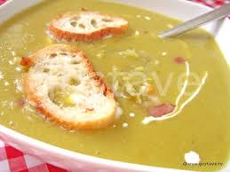 Rincer les pois cassés, les ajouter, mélanger et incorporer la branche de thym. Soupe Aux Pois Casses La Recette Gustave