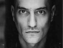 Οταν ο θέμης από το «κόκκινο ποτάμι» αφιέρωνε στην ασημίνα των «αγριων μελισσών», με τον πλέον ερωτικό τρόπο, βραβείο που μόλις είχε λάβει. Argyrhs Pantazaras H Istoria Sto Kokkino Potami Skalizei Kai E3ereyna Thn Taytothta Toy An8rwpoy Magnesia News