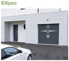 Porte De Garage Sectionnelle Sur Mesure Lisse Avec Personnalisation Decors Inox Et Hublots Ellipso Porte Garage Decoration Exterieur Garage