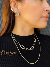 ✨ Brilla con estilo y elegancia ✨ En Deysi López Jewelry tenemos para ti  las más exclusivas joyas en oro 14k, perfectas para toda ocasión 💛.  Calidad garantizada, diseños modernos y al
