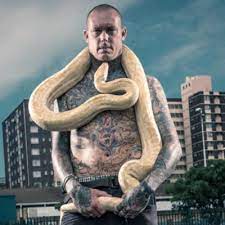 Snakes in the city ist eine für national geographic entwickelte dokumentation, die erstmals am 7. Snake City Simon On Twitter Catching Black Mambas Is Always A Nerve Racking Experience And Tonight S Episode Of Snakes In The City Features Our Craziest Mamba Capture To Date We Named This Snake