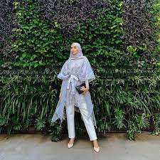 Berikut ini beberapa inspirasi model baju pesta ibu hamil yang simpel tetapi terlihat mewah dan modis. 8 Model Baju Pesta Brokat Dan Celana Panjang Untuk Hijaber Womantalk