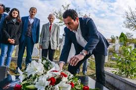 Kreu i lëvizjes vetëvendosje kandidat i këtij subjekti për kryeministër, albin kurti, ka hedhur votën e tij në fakultetin ekonomik në kryeqytet. 20 Vjetori I Protestave Kurti Ben Homazh Te Varri I Ejup Statovcit Albinfo