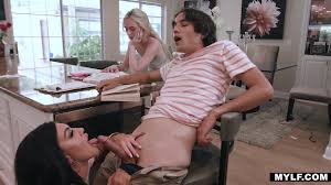 Соблазнительная мачеха подруги Мелисса Линн сделал минет и дала в супер  сочную киску