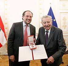 Durch seine art, komplizierte politische und wirtschaftliche zusammenhänge auch für den laien verständlich zu erklären. Hugo Portisch Wikipedia