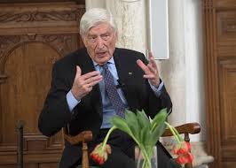 Van agt gaat niet weg vanwege de door en door rotte bestuursstijl van zijn eigen partij of vanwege negen mondkapjesmiljoenen die op zijn geweten drukken, maar geeft zijn ledenpas aan fikkie omdat hij het niet eens is met de behandeling van het palestijnse volk door het cda. Van Agt 89 Preekt Hartstochtelijk Voor Palestijnse Zaak Liemers Gelderlander Nl