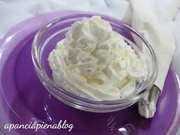 La ricetta della crema al mascarpone e panna (senza usare uova) che vi presentiamo oggi è speciale, golosa e molto versatile. Crema Al Mascarpone Senza Uova