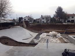 Dit skatepark met een oppervlakte van 600 m² is een aantrekkelijk en uitdagend park dat in op facebook kan je op 'skatepark lokeren' alvast een idee krijgen hoe het park eruit ziet. 9 3 Skatepark Lokeren Facebook