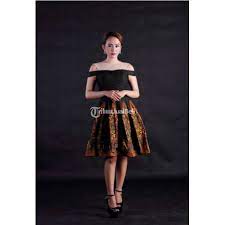 Keunikan motif batik dari tradisi nenek moyang, memberi kesan elegan. Dress Wanita Di Dress Batik Di Dress Batik Pesta Sabrina Gunungan Di Solo Tribunjualbeli Com