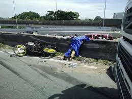 Sedangkan kedua anaknya sudah berkeluarga dan pindah keluar negeri tetapi tanpa kabar hingga kini. Badan Remaja Hampir Putus Dua Kemalangan Carigold Forum