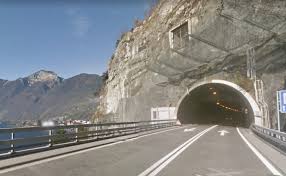 Sie ist ein zubringer zum gotthard und ist die kürzeste strassenverbindung von uri richtung. A4 Axenstrasse Mositunnel Gesperrt Polizei Schweiz Ch