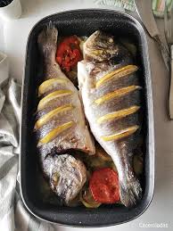 Coloca el asado en la sartén dora y sella en todos los lados, hasta que se desarrolla una corteza de color marrón en todas las superficies. Dorada Al Horno Con Patatas Caceroladas