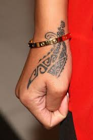 Maori Tattoo Tattoo Rihanna You Can Only Get Them Done Traditionally In New Hand Tattoos For Women Tribal Hand Tattoos Tribal Tattoos