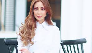 نور الغندور لا تغفل أهمية الألوان لتُبرز جمالها تتمتع نور الغندور ببشرة فاتحة بلمسة برونزية، لذلك تناسبها جميع الألوان، لكنها تميل إلى الألوان الساطعة التي تعزز إشراقتها. Ù„Ù…Ø§Ø°Ø§ Ù„Ø§ ØªØ³ØªØºÙ†ÙŠ Ù†ÙˆØ± Ø§Ù„ØºÙ†Ø¯ÙˆØ± Ø¹Ù† Ù‡Ø°Ø§ Ø§Ù„Ù„ÙˆÙ† Ù…Ø¬Ù„Ø© Ø³ÙŠØ¯ØªÙŠ