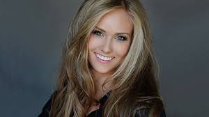 Lauren Howe's Instagram, Twitter & Facebook