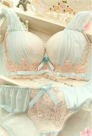 feminine frills panosundaki pin
