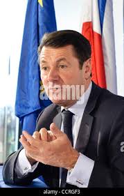 Der französische Industrieminister Christian Estrosi (L) und der deutsche  Konzernchef Kohl und Hauptaktionär von Mia Elektrofahrzeugen, Edwin Kohl,  während einer Pressekonferenz im Wirtschaftsministerium in Paris am 13.  September 2010. ESTROSI hat heute