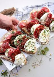 Recette De Bruschettas Jambon Tomates Et Mozzarella Recettes De Cuisine Mozzarella Tomates Mozzarella