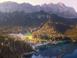 Seit über 90 jahren bringt die zahnradbahn der bayerischen zugspitzbahn große und kleine bergfreunde auf deutschlands höchsten berg. Lage Anfahrt Und Parken Am Eibsee Der Eibsee